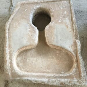 Παλιό ελληνικό μάρμαρο, [τούρκικη λεκάνη τουαλέτας] γυναικείο γλυπτό