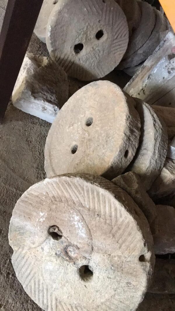 Μυλόπετρες, παλιές ελληνικές αυθεντικές πέτρες από μύλους της Ελλάδας που άλεθαν το σιτάρι να το κάνουν αλεύρι