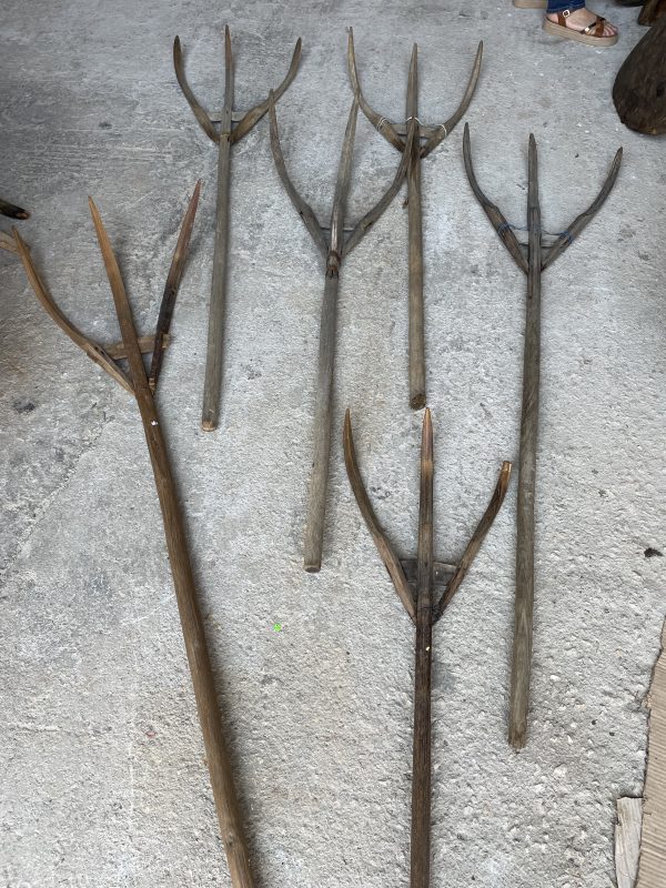 παλιό ξύλινο δικράνι,χειροποίητο ,εργαλείο κηπου, αγροτικό εργαλείο για αλώνισμα,παλαιό, αντίκα