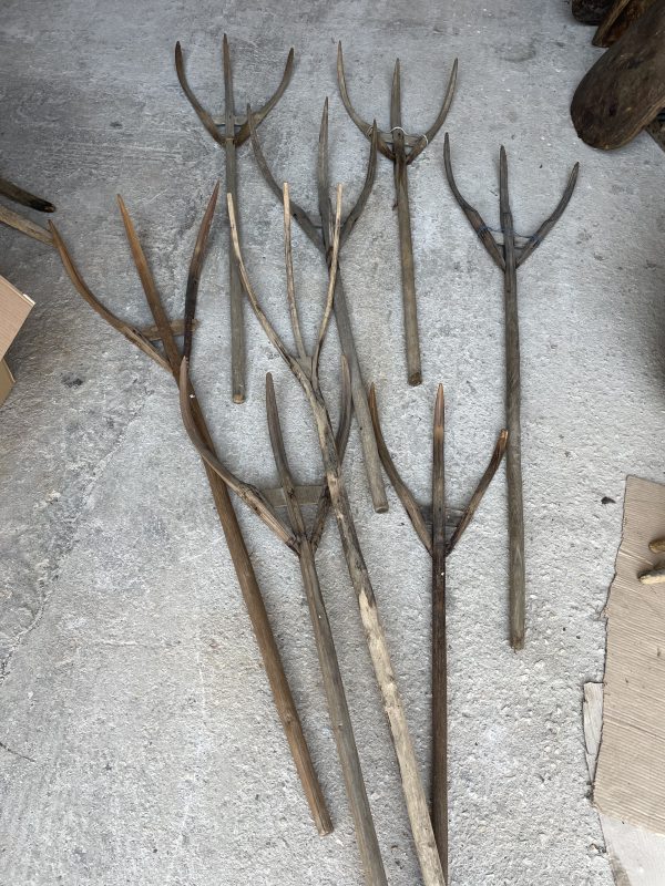 παλιό ξύλινο δικράνι,χειροποίητο ,εργαλείο κηπου, αγροτικό εργαλείο για αλώνισμα,παλαιό, αντίκα