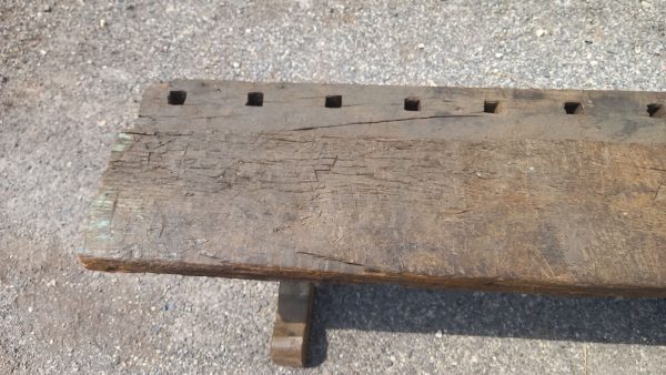 παλιό ξύλινο παγκάκι από πάγκο ξυλουργού με σκαλιστά πόδια