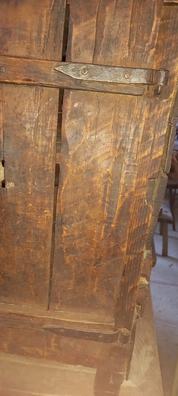 παλιό ξύλινο ντούλαπι με 2 πορτάκια και ξύλινο μάνταλο και σιδερένιους μεντεσέδες , παλαιό , αντίκα ,vintage κομμάτι