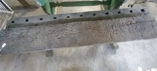 παλιό ξύλινο παγκάκι από πάγκο ξυλουργού με σκαλιστά πόδια