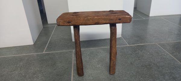 Πολύ χαμηλό σκαμπό-καθισματάκι, παλιό και σπάνιο κομμάτι ξύλινο χειροποίητο