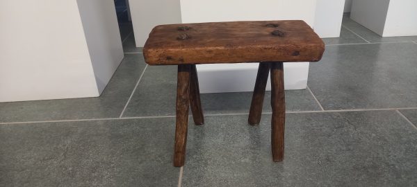 Πολύ χαμηλό σκαμπό-καθισματάκι, παλιό και σπάνιο κομμάτι ξύλινο χειροποίητο