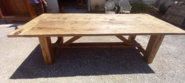 τραπέζι απο παλιά ξυλεία ,τύπου μοναστηριακό,σε λιτή μίνιμαλ γραμμή ,vintage,στιβαρή κατασκευή με αποσπώμενο καπάκι