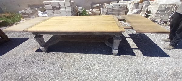 παλιό τραπέζι ξύλινο, με σκαλιστά λευκά πόδια και προέκταση