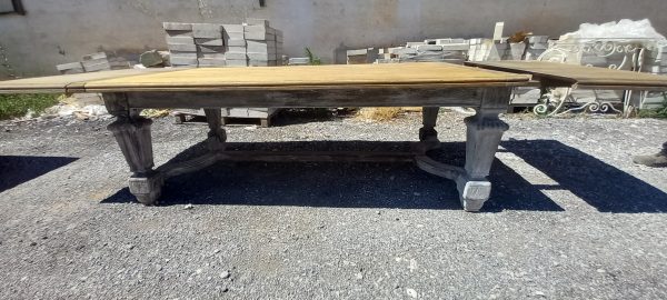 παλιό τραπέζι ξύλινο, με σκαλιστά λευκά πόδια και προέκταση