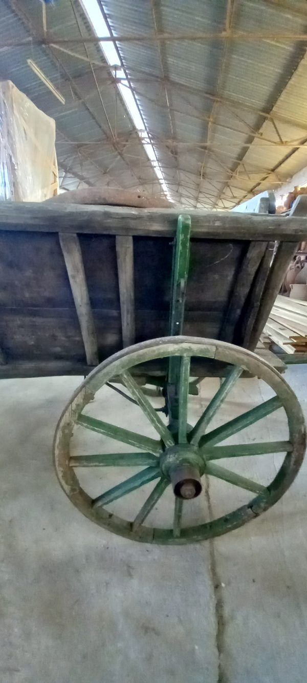 παλιό ξύλινο κάρο, παλιά καρότσα ,με πράσινο χρώμα στις ρόδες και στο αμάξωμα