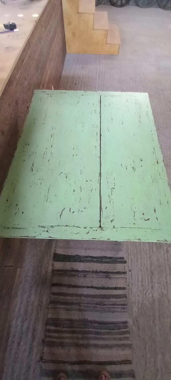 παλιό ξύλινο τραπέζι κουζίνας,τετράγωνο , σε απαλό πράσινο χρώμα , αντίκα ,vintage ,παλαιό έπιπλο