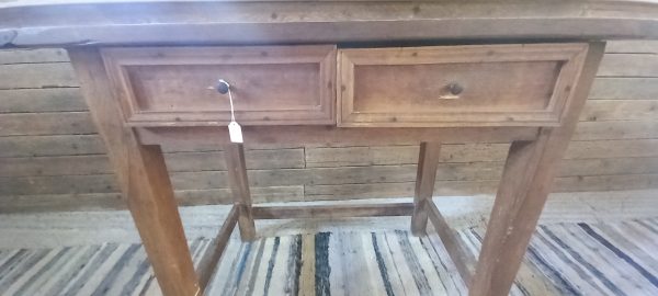 παλιό ξύλινο τραπέζι,σε σκούρο χρώμα, δρύινο , με δύο συρταράκια και σιδερένια πομολάκια ,γραφείο ,αντίκα , vintage ,παλαιά μικροέπιπλα