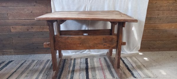 παλιό ξύλινο τραπέζι, σε σκούρο ξύλο , χειροποίητο, με ιδιαίτερο σχέδιο-δέσιμο στα πόδια,