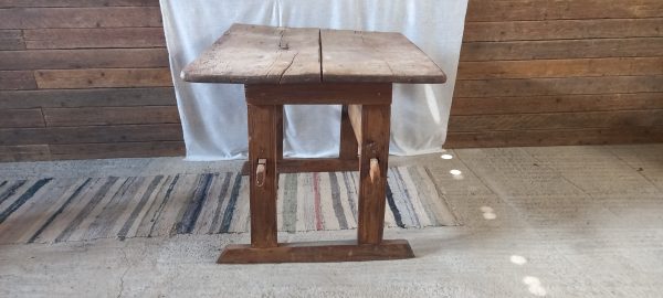 παλιό ξύλινο τραπέζι, σε σκούρο ξύλο , χειροποίητο, με ιδιαίτερο σχέδιο-δέσιμο στα πόδια,