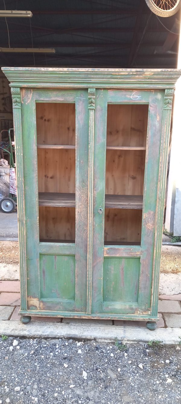 παλιά ξύλινη βιτρίνα -βιβλιοθήκη ,σε πράσινο χρώμα ,συντηρημένη ,χειροποίητη ,με σκαλίσματα στις γωνίες και την πορτα