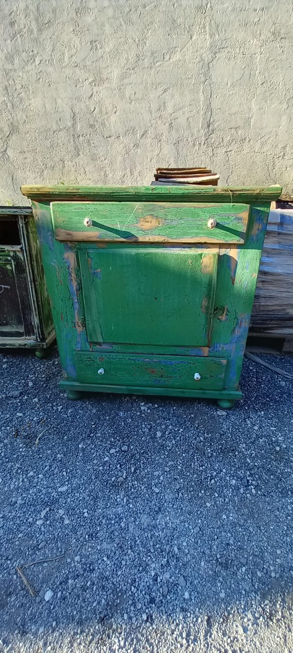 παλιό ξύλινο ντουλάπι κουζίνας , σε πράσινο χρώμα, συντηρημένο,με δύο συρταράκια και ξύλινο μάνταλο