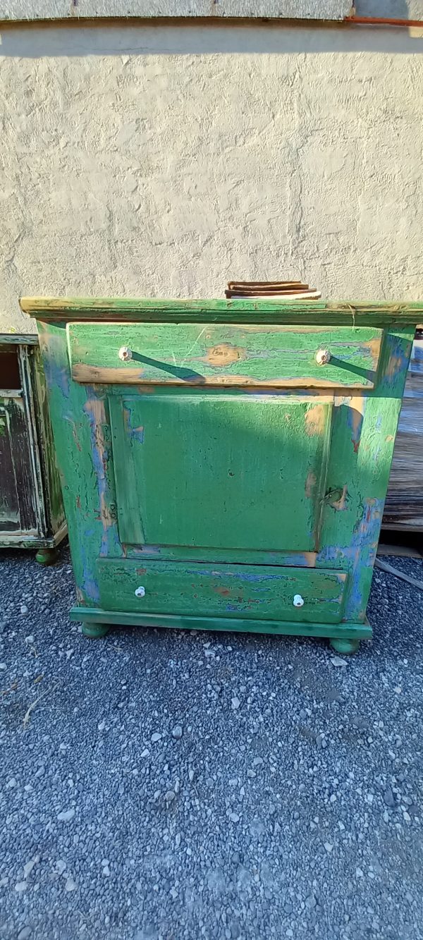 παλιό ξύλινο ντουλάπι κουζίνας , σε πράσινο χρώμα, συντηρημένο,με δύο συρταράκια και ξύλινο μάνταλο