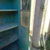 παλιά ξύλινη βιτρίνα -βιβλιοθήκη ,λευκή εξωτερικα και γαλάζια στο εσωτερικό της, συντηρημένη ,χειροποίητη , αντίκα