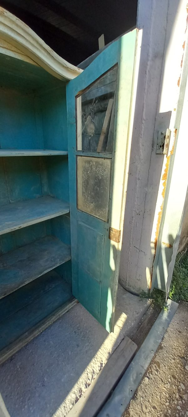 παλιά ξύλινη βιτρίνα -βιβλιοθήκη ,λευκή εξωτερικα και γαλάζια στο εσωτερικό της, συντηρημένη ,χειροποίητη , αντίκα