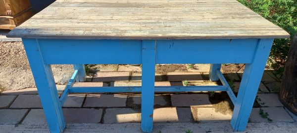 παλιό ξύλινο τραπέζι, σε έντονο γαλάζιο χρώμα, με ανοιχτόχρωμη επιφάνεια τραπεζιού και δύο συρταράκια, χειροποίητο,συντηρημένο, αντίκα