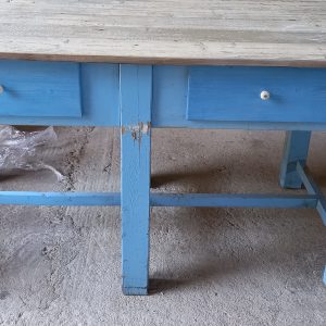 παλιό ξύλινο τραπέζι, σε έντονο γαλάζιο χρώμα, με ανοιχτόχρωμη επιφάνεια τραπεζιού και δύο συρταράκια, χειροποίητο,συντηρημένο, αντίκα