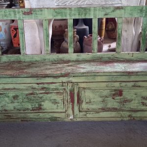 παλιός ξύλινος καναπές-παγκάκι,ανοίγει και γίνεται κρεβάτι, με αποθηκευτικό χώρο(στο κάτω μέρος υπάρχουν δύο ντουλάπια), σε πράσινο χρώμα, συντηρημένο,