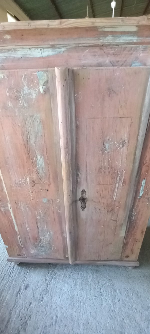 παλιά ξύλινη ντούλαπα,έπιπλο αποθήκευσης, δίφυλλη, σε σομόν χρώμα,με βαριά, ιδιαίτερη κλειδαριά που χρησιμεύει και ως πόμολο