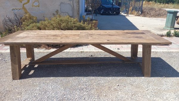 τραπέζι απο παλιά ξυλεία( παλιά καρυδιά) ,τύπου μοναστηριακό,σε λιτή μίνιμαλ γραμμή