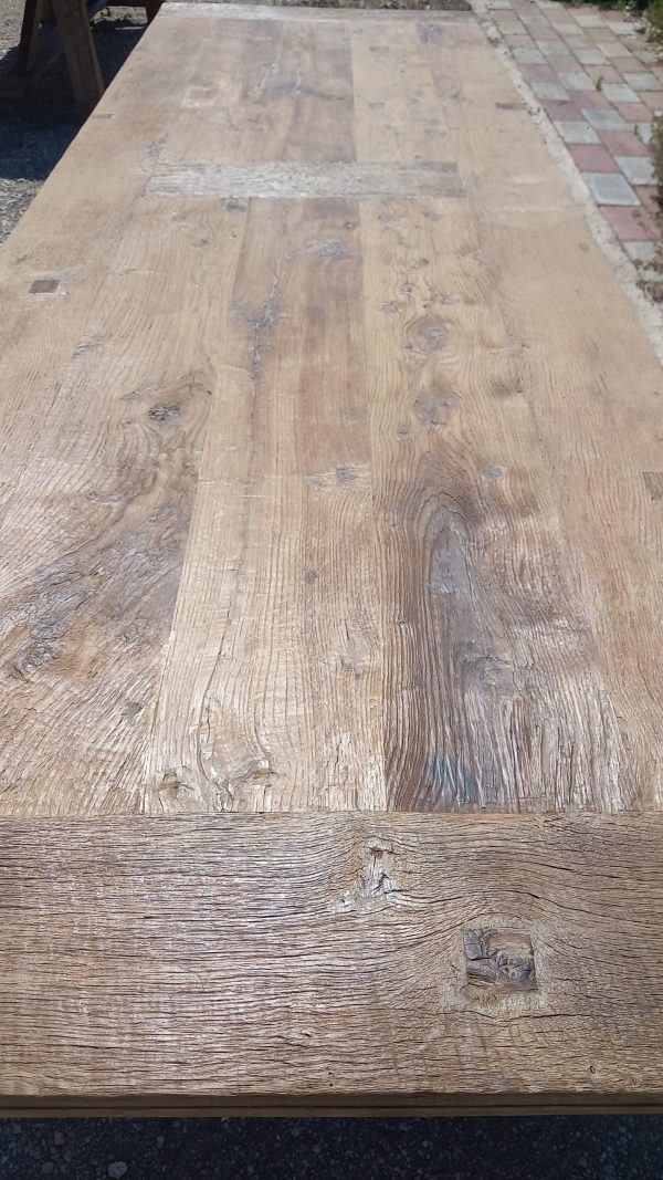 τραπέζι απο παλιά ξυλεία( παλιά καρυδιά) ,τύπου μοναστηριακό,σε λιτή μίνιμαλ γραμμή