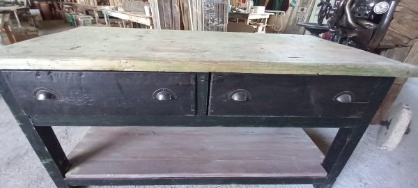 παλιό ξύλινο τραπέζι-γραφείο,πάγκος εργασίας, βιομηχανικό έπιπλο, industrial design, σε σκούρο χρώμα, με ανοιχτόχρωμη επιφάνεια τραπεζιού, με δύο συρτάρια και ράφι στο κάτω μέρος