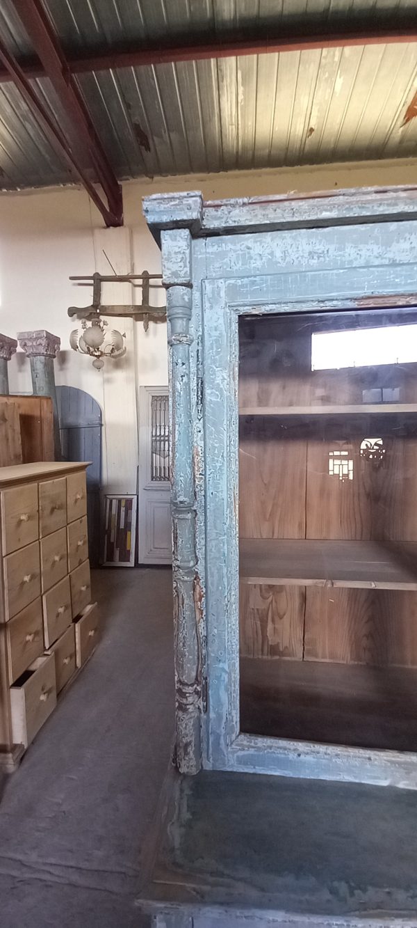 παλιά ξύλινη σερβάντα ,πιατοθήκη,μπουφες ,έπιπλο κουζίνας, με ντουλάπια με τζάμι στο πάνω μέρος(βιτρίνα) συρτάρι και αποθηκευτικό χώρο (ντουλάπια) στο κατω μέρος, σε ξεβαμμένο γαλαζιο χρώμα