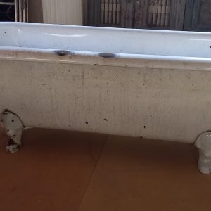 παλιά μαντεμένια μπανιέρα δαπέδου ελεύθερης τοποθέτησης, με τέσσερα πόδια, σε άσπρο χρώμα , ρετρό στυλ