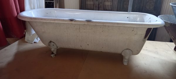 παλιά μαντεμένια μπανιέρα δαπέδου ελεύθερης τοποθέτησης, με τέσσερα πόδια, σε άσπρο χρώμα , ρετρό στυλ