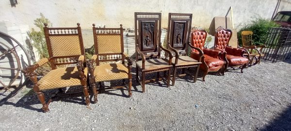 παλιές ξύλινες καρέκλες-πολυθρόνες ,καρεκλοπολυθρόνες , χειροποίητες ,ξυλόγλυπτες,σκαλιστές, με παράσταση στην πλάτη, σε άριστη κατάσταση