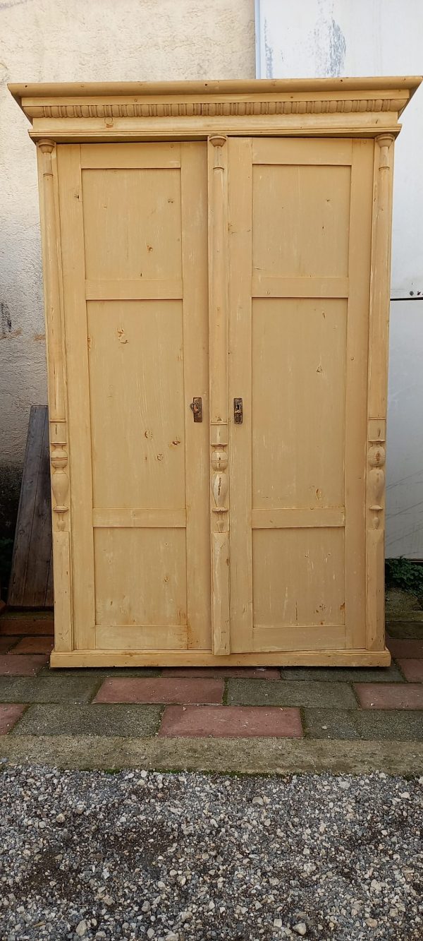 Δίφυλλη ντουλάπα vintage furniture design, παλιό ξύλινο έπιπλο σε ανοιχτό κίτρινο χρώμα με ράφι και ράγα για κρέμασμα ρούχων