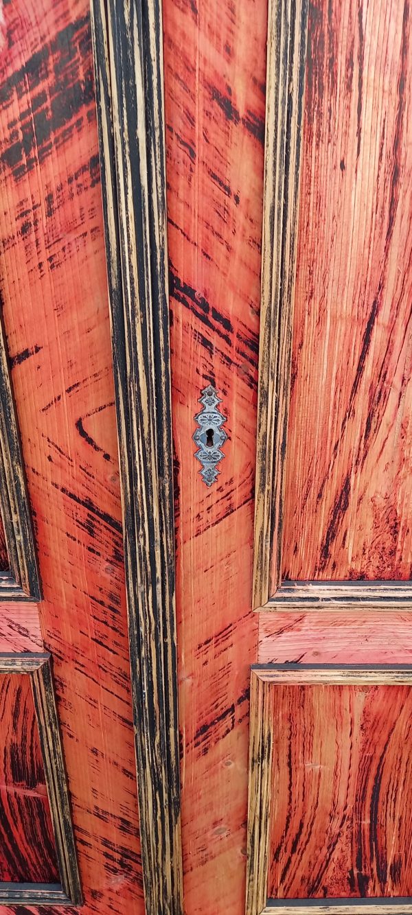 παλιά ξύλινη δίφυλλη ντουλάπα σε έντονο κοκκινόμαυρο χρώμα,παλιό ξύλινο έπιπλο,ντουλάπι αποθήκευσης ρούχων, ντουλάπα για ασπρόρουχα