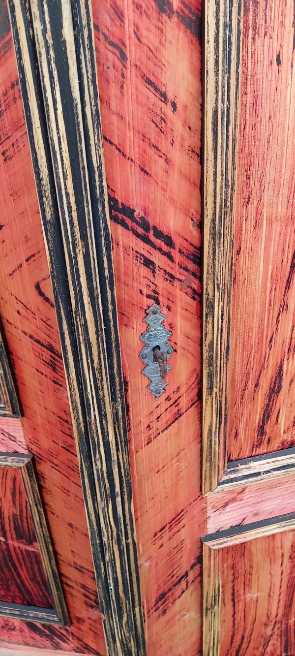 παλιά ξύλινη δίφυλλη ντουλάπα σε έντονο κοκκινόμαυρο χρώμα,παλιό ξύλινο έπιπλο,ντουλάπι αποθήκευσης ρούχων, ντουλάπα για ασπρόρουχα