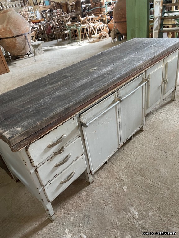 παλιά σιδερένια ντουλάπια βιομηχανικής κατασκευής (industrial design) με βαρύ ξύλινο καπάκι σε σκούρο χρώμα, μπορεί να χρησιμοποιήθει ως πάγκος κουζίνας, πάσο, νησίδα κουζίνας ,ντουλάπια κουζίνας