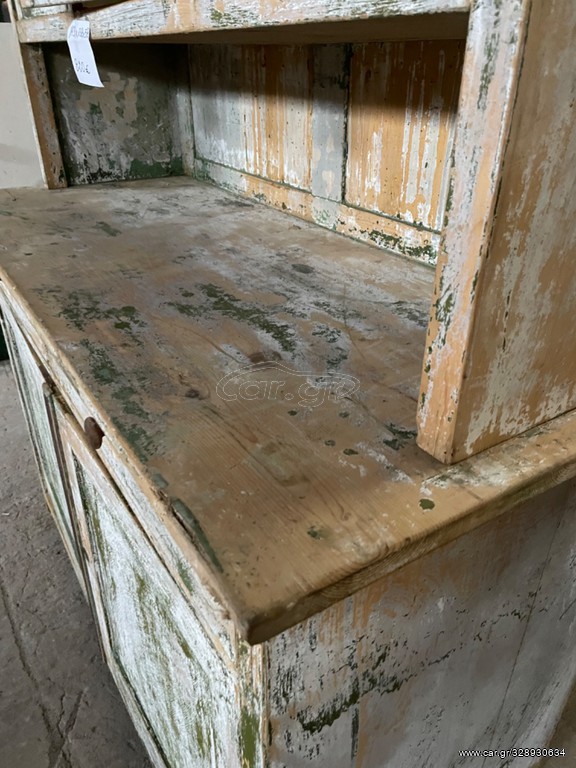 Παλιός ξύλινος μπουφές σε πράσινο ξεβαμμένο χρώμα με άσπρη βάση, ντουλάπια-βιτρίνα στο πάνω μέρος, συρτάρια και ντουλάπια στο κάτω μέρος