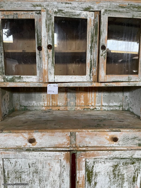 Παλιός ξύλινος μπουφές σε πράσινο ξεβαμμένο χρώμα με άσπρη βάση, ντουλάπια-βιτρίνα στο πάνω μέρος, συρτάρια και ντουλάπια στο κάτω μέρος