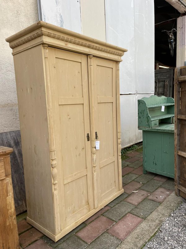 Δίφυλλη ντουλάπα vintage furniture design, παλιό ξύλινο έπιπλο σε ανοιχτό κίτρινο χρώμα με ράφι και ράγα για κρέμασμα ρούχων