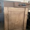 Παλιό ξύλινο έπιπλο κουζίνας σε φυσικό χρώμα ξύλου,έπιπλο κουζίνας με καπάκι από πάγκο ξυλουργού και αποθηκευτικό χώρο,νησίδα κουζίνας