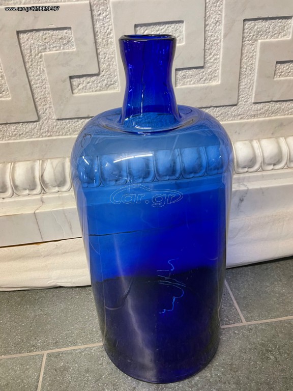 Μεγάλο χειροποίητο μπουκάλι σε έντονο μπλε χρώμα ,εντυπωσιακό διακοσμήτικο στοιχείο, γυαλί, φιάλη, μποτίλια, γυάλα, μπουκάλα, νταμιτζάνα, βάζο, ανθοδοχείο, χειροποίητο γυάλινο αγγείο, μπλε ρουαγιαλ