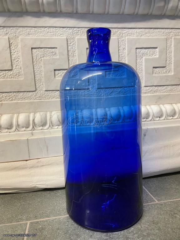 Μεγάλο χειροποίητο μπουκάλι σε έντονο μπλε χρώμα ,εντυπωσιακό διακοσμήτικο στοιχείο, γυαλί, φιάλη, μποτίλια, γυάλα, μπουκάλα, νταμιτζάνα, βάζο, ανθοδοχείο, χειροποίητο γυάλινο αγγείο, μπλε ρουαγιαλ