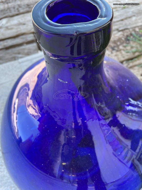 μεγάλη χειροποίητη γυάλινη φιάλη σε έντονο μπλε χρώμα, εντυπωσιακό διακοσμητικό στοιχείο,μπουκάλι, γυαλί, μποτίλια, γυάλα, μπουκάλα, νταμιτζάνα, βάζο, ανθοδοχείο, χειροποίητο γυάλινο αγγείο, μπλε ρουαγιαλ