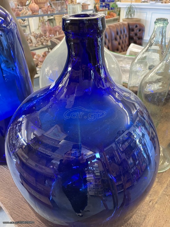 μεγάλη χειροποίητη γυάλινη φιάλη σε έντονο μπλε χρώμα, εντυπωσιακό διακοσμητικό στοιχείο,μπουκάλι, γυαλί, μποτίλια, γυάλα, μπουκάλα, νταμιτζάνα, βάζο, ανθοδοχείο, χειροποίητο γυάλινο αγγείο, μπλε ρουαγιαλ