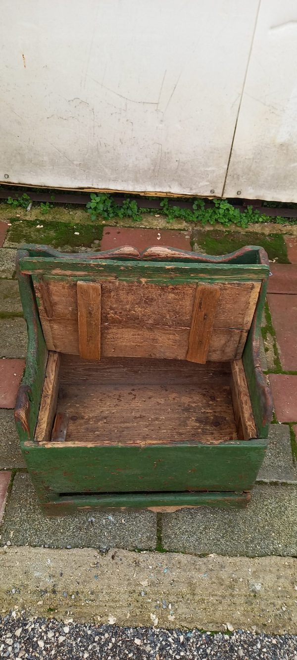 παλιό ξύλινο καναπεδάκι-κάθισμα σε πράσινο χρώμα, παιδικό καθισματάκι με αποθηκευτικό χώρο, παλιό ξύλινο χειροποίητο επιπλάκι