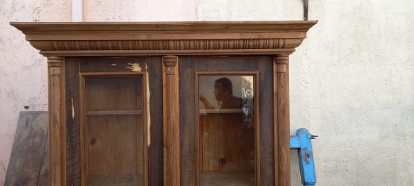 παλιά ξύλινη βιτρίνα-βιβλιοθήκη σε φυσικούς χρωματισμούς ξύλου, παλιό ξύλινο έπιπλο αποθήκευσης με τζαμαρία
