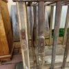 παλιό ξύλινο κλουβί, ξύλινος κλώβος για ζώα, με χερούλια για μετακίνηση και δύο πορτάκια που σύρονται προς τα πανω για να ανοίγει, χειροποίητο σπιτικό εργαλείο