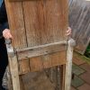 παλιό ξύλινο κλουβί, ξύλινος κλώβος για ζώα, με χερούλια για μετακίνηση και δύο πορτάκια που σύρονται προς τα πανω για να ανοίγει, χειροποίητο σπιτικό εργαλείο