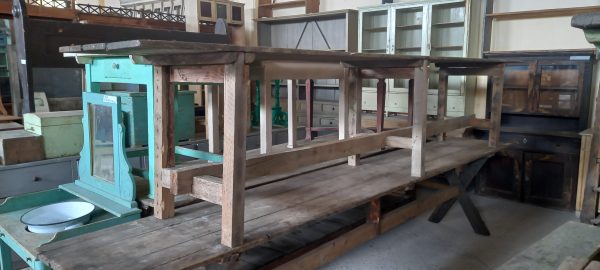 παλιά ξύλινα τραπέζια πολύ μακριά,τετράμετρα, τραπέζια εργασίας απο παλιές ξύλινες σανίδες, τραπέζι για πολλά άτομα, χειροποίητο, πάγκος εργασίας,industrial design